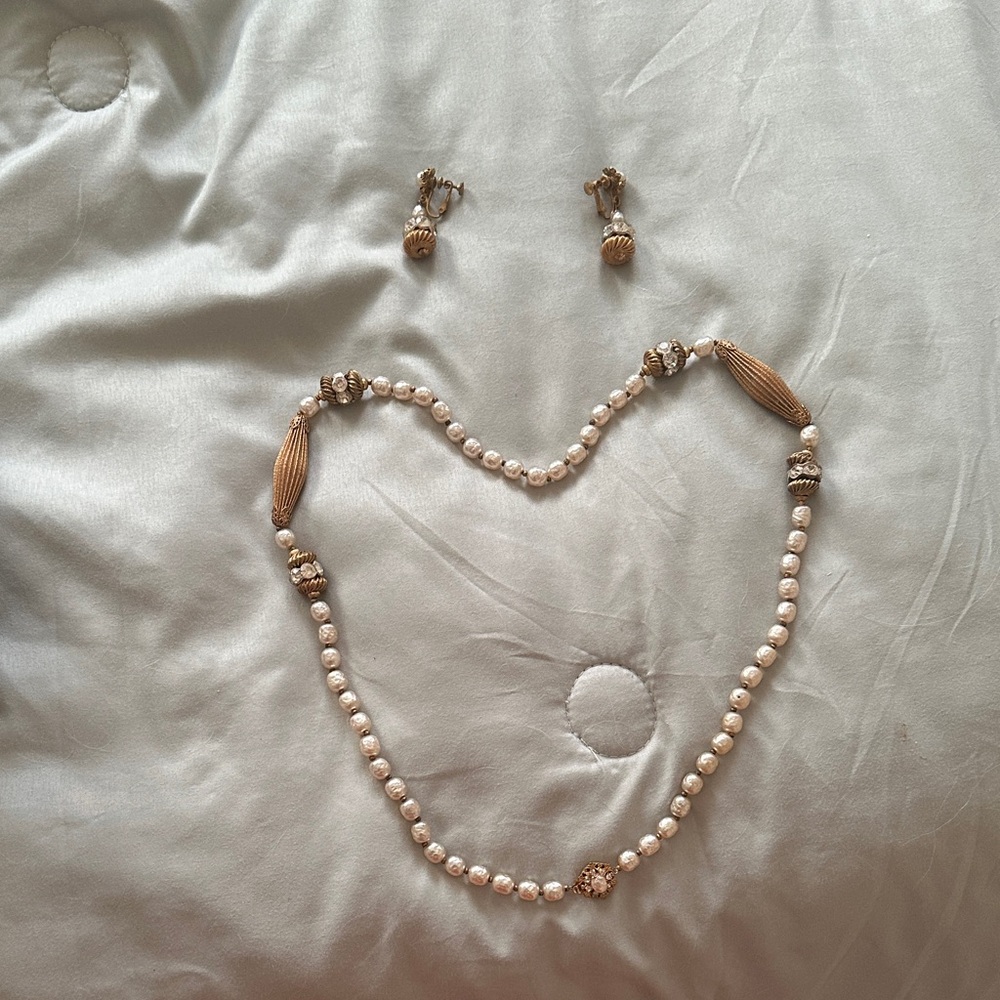 Elegant Pearl and Gold Jewelry Set